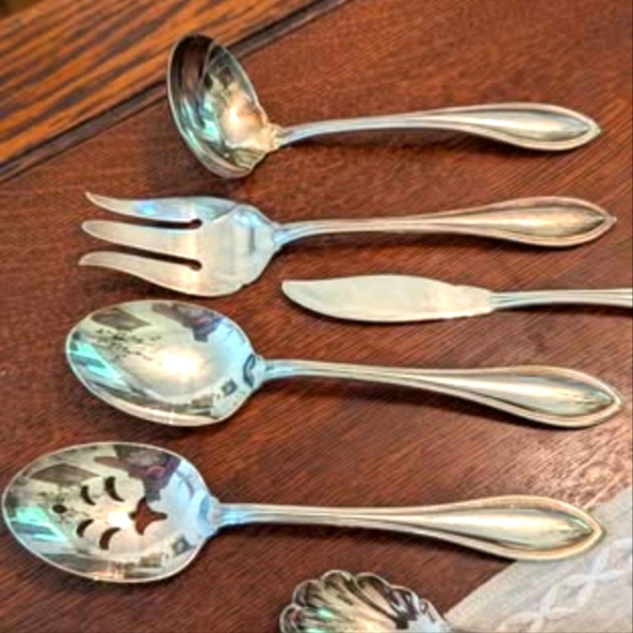 Vintage Oneida Ltd - Silver Plated Flatware - Service for 4 - Plus Servingware - Picture 4 of 6